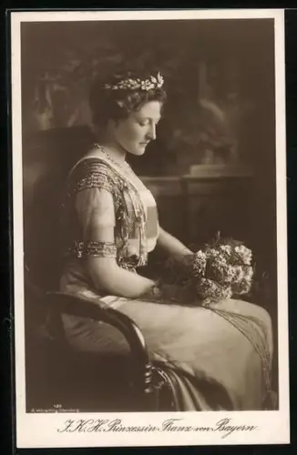 AK I. K. H. Prinzessin Franz von Bayern mit Blumenkranz auf dem Kopf und Strauss in den Händen
