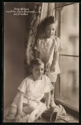 AK Prinz Louis Ferdinand und Prinz Wilhelm von Preussen auf der Fensterbank
