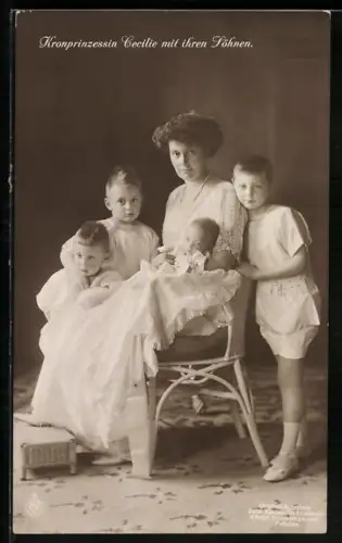 AK Kronprinzessin Cecilie mit ihren Söhnen auf einem Stuhl sitzend