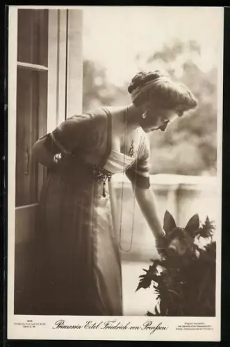 AK Prinzessin Eitel Friedrich von Preussen streichelt ihren Hund