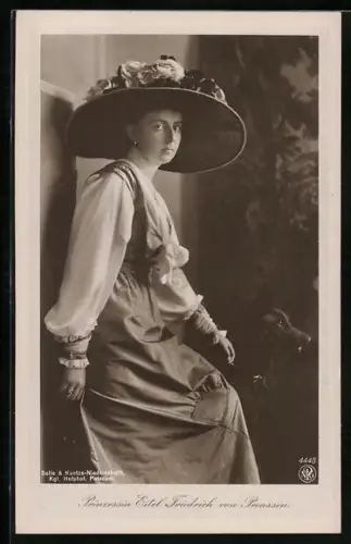 AK Prinzessin Eitel Friedrich von Preussen mit Hund