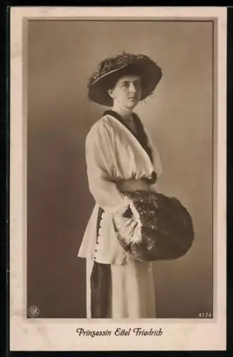 AK Prinzessin Eitel Friedrich von Preussen mit Hut und Pelzmuff