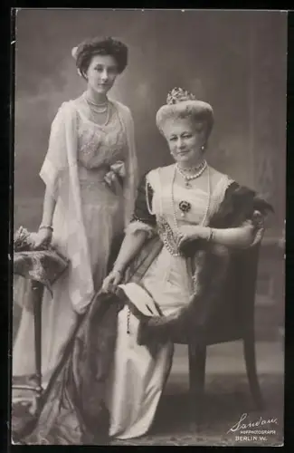 AK Kaiserin Auguste Victoria von Preussen mit Diadem und schönen Kleid auf einem Stuhl und Prinzessin Cecilie