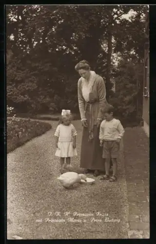AK Prinzessin Franz von Bayern mit Prinzessin Maria & Prinz Ludwig auf einem Gehöft