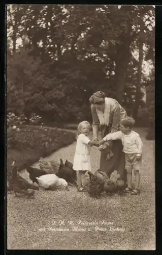 AK Prinzessin Franz von Bayern füttert mit ihren Kindern Hühner, Prinzessin Maria & Prinz Ludwig
