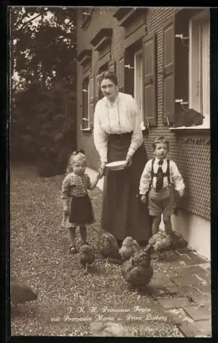 AK Prinzessin Franz mit Prinzessin Maria und Prinz Ludwig beim Hühnerfüttern