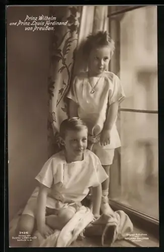 AK Prinz Louis Ferdinand und Prinz Wilhelm von Preussen auf der Fensterbank