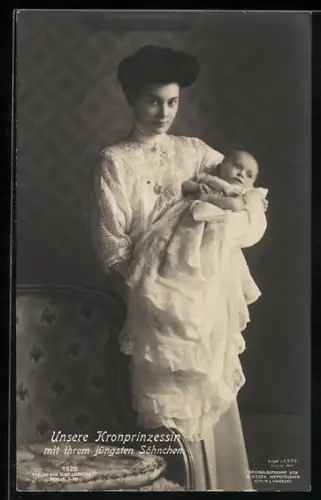 AK Kronprinzessin Cecilie mit ihrem jüngsten Sohn im Arm