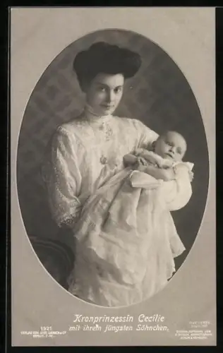 AK Kronprinzessin Cecilie mit ihrem jüngsten Söhnchen im Arm, Rahmen