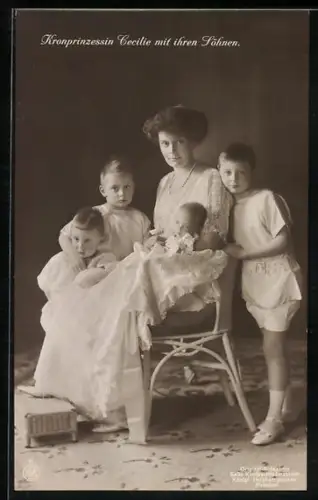 AK Kronprinzessin Cecilie von Preussen sitzt auf einem Stuhl im kreise ihrer vier Söhne