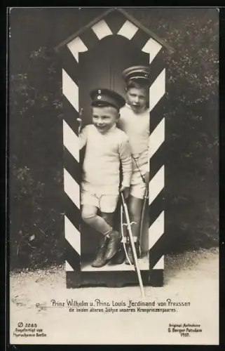 AK Prinz Wilhelm und sein jüngerer Bruder Louis Ferdinand von Preussen im Schilderhaus