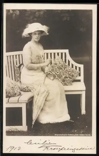 AK Kronprinzessin Cecilie auf einer Bank sitzend