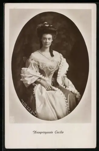 AK Kronprinzessin Cecilie, in einem festlichen Abendkleid gesehen