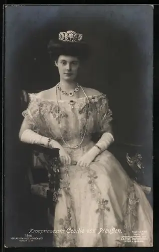 AK Kronprinzessin Cecilie von Preussen im prachtvollen Kleid