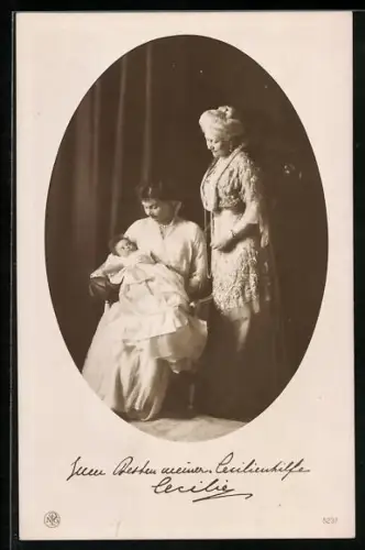 AK Kronprinzessin Cecilie von Preussen hält ihr Kind im Arm nebst Kaiserin Auguste Viktoria von Preussen im schönen Kleid