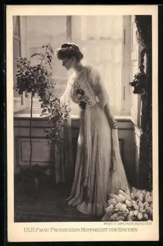 AK Prinzessin Rupprecht von Bayern am Fenster stehend