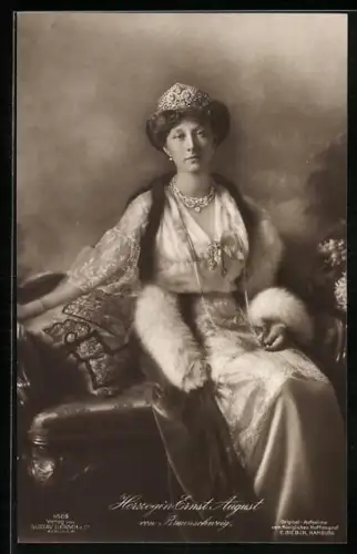 AK Herzogin Ernst August von Braunschweig auf dem Sofa sitzend, mit Krone
