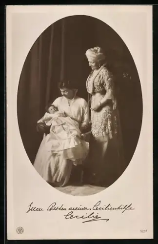 AK Kronprinzessin Cecilie von Preussen hält ihr Kind im Arm nebst Kaiserin Auguste Viktoria von Preussen im schönen Kleid