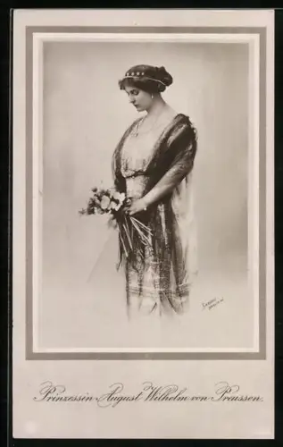 AK Prinzessin August Wilhelm von Preussen mit einem Blumenstrauss