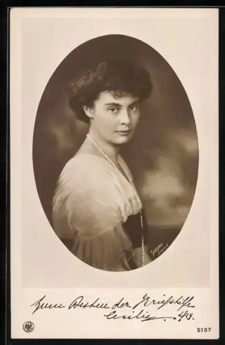 AK Kronprinzessin Cecilie trägt eine lange Perlenkette