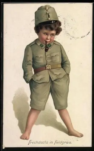 Künstler-AK Kleiner Soldat in Uniform mit Pfeife, Frechdachs in Feldgrau