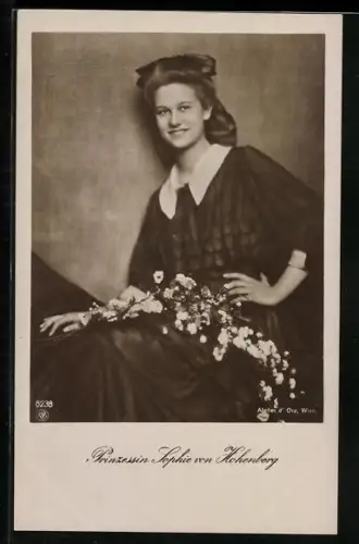 Foto-AK Porträt der jungen Prinzessin Sophie von Hohenberg mit Blütenzweigen