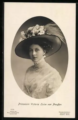 Foto-AK Prinzessin Victoria Louise von Preussen mit sommerlichem Hut