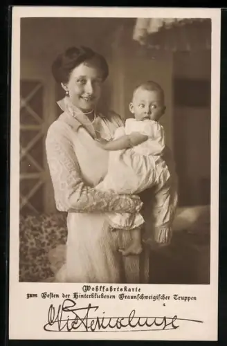 AK Herzogin Victoria Luise von Braunschweig und Nürnberg mit ihrem Sohn auf dem Arm