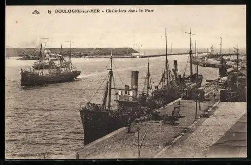 AK Boulogne-sur-Mer, Chalutiers dans le Port