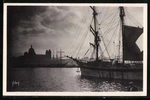 AK Marseille, Le Post de la Joliette, Schiffe im Hafen
