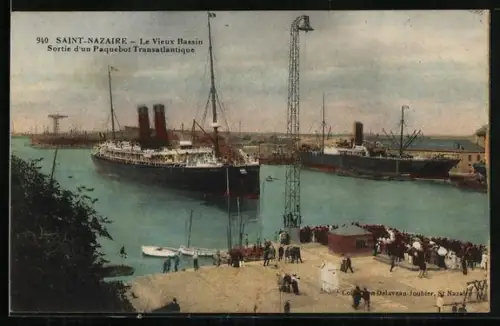 AK Saint-Nazaire, Le Vieux Bassin, Sortie d`un Paquebot Transatlantique, Hafen