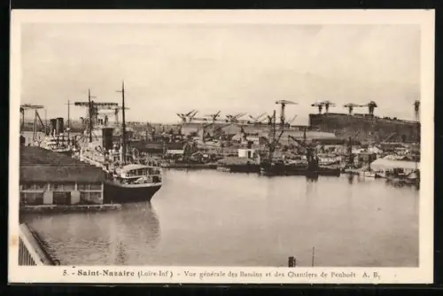AK Saint-Nazaire /Loire-Inf., Vue générale des Bassins et des Chantiers de Penhoet