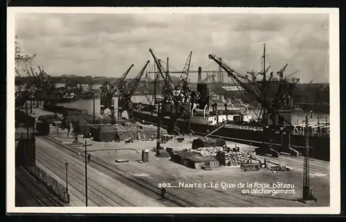 AK Nantes, Le Quai de la Fosse bâteau en déchargement