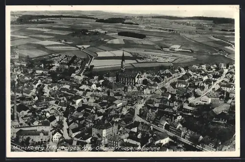 AK Münchberg /Fichtelgebirge, Teilansicht mit Kirche und Feldern, Fliegeraufnahme