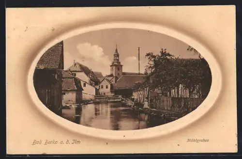 AK Bad Berka a. d. Ilm, Uferpartie am Mühlgraben im geprägten Passepartout