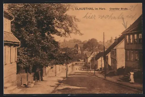 AK Clausthal im Harz, Osteröder Strasse mit Passanten