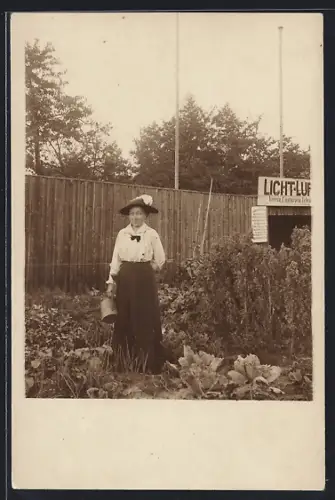 Foto-AK Pirna /Elbe, Frau im Garten vom Licht-Luft-Bad