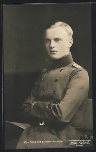 AK Prinz Georg von Sachsen-Meiningen sitzt in Uniform auf dem Stuhl