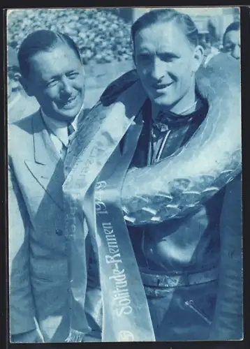 AK NSU Motorrad Rennfahrer Wilhelm Herz als Sieger des Solitude-Rennen 1949