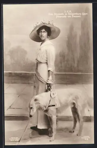 AK Prinzessin von Schaumburg-Lippe, Prinzessin von Preussen mit Hund