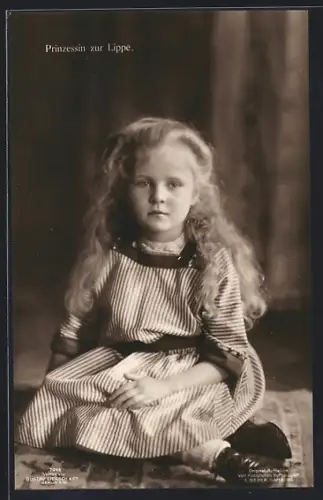 AK Prinzessin von Schaumburg-Lippe im gestreiften Kleid