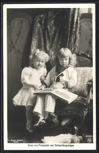 AK Prinz und Prinzessin von Schaumburg-Lippe mit Bilderbuch