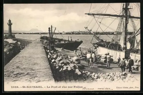 AK Saint-Raphaël, le port et vue sur Fréjus