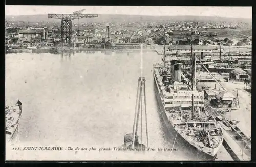 AK Saint-Nazaire, Un de nos plus grands Transatlantiques dans les Bassins