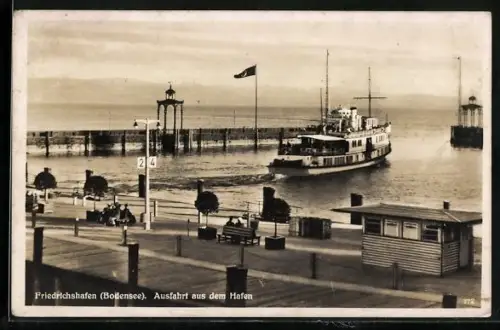 AK Friedrichshafen /Bodensee, Ausfahrt aus dem Hafen, 