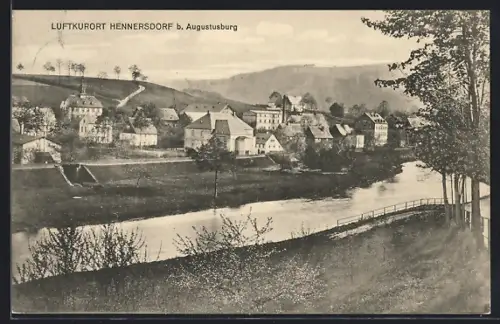 AK Hennersdorf / Augustusburg, Flusspartie mit Blick auf den Ort