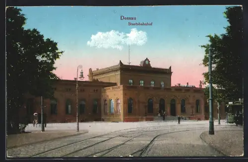 AK Dessau, Staatsbahnhof mit Strassenbahn