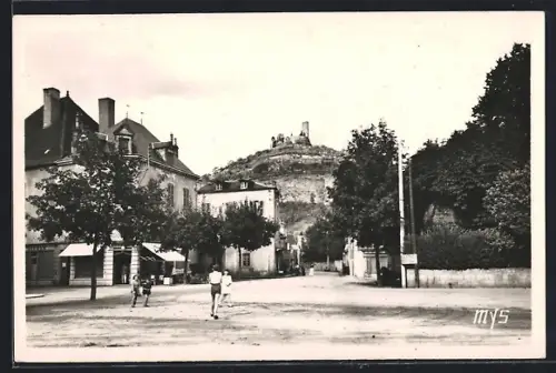 AK St Céré /Lot, Boulevard Carnot avec vue sur la colline et ruines en arrière-plan