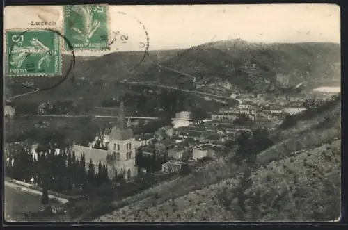 AK Luzech, Vue panoramique de la ville et des collines environnantes