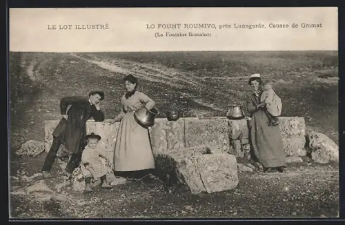 AK Lunegarde, Lo Fount Roumivo avec des habitants près de la fontaine romaine